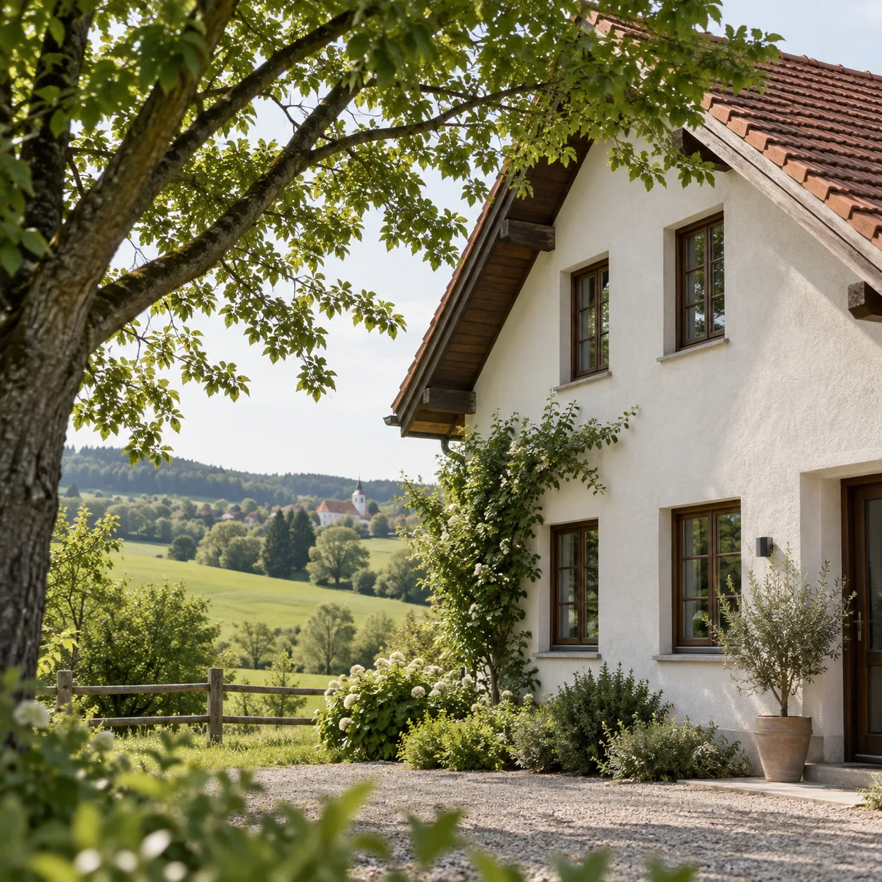 Landhaus in einer grünen bayerischen Hügellandschaft